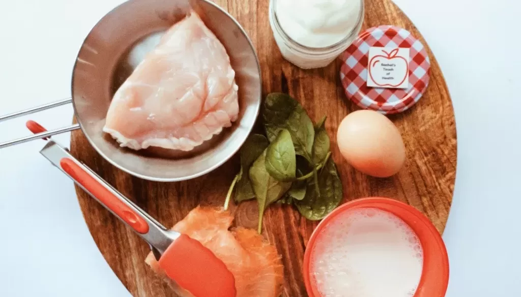 A photo featuring an array of diverse protein sources, including lean meats, fish, eggs, yoghurt, and spinach, symbolising the variety offered in a once-off customised weight loss meal plan.